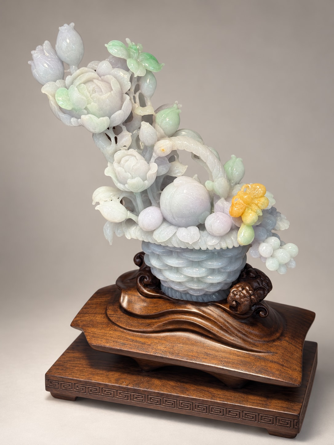 翡翠花籃擺件,細賞自然色澤與鏤雕工藝